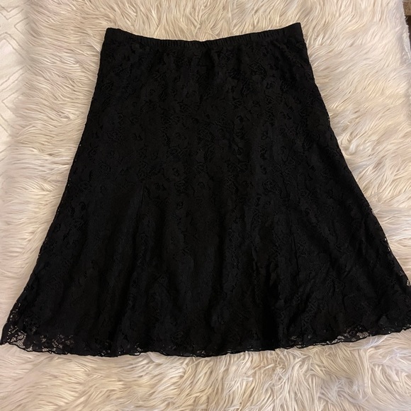 Black lace | Midi skirt - Picture 2 of 10